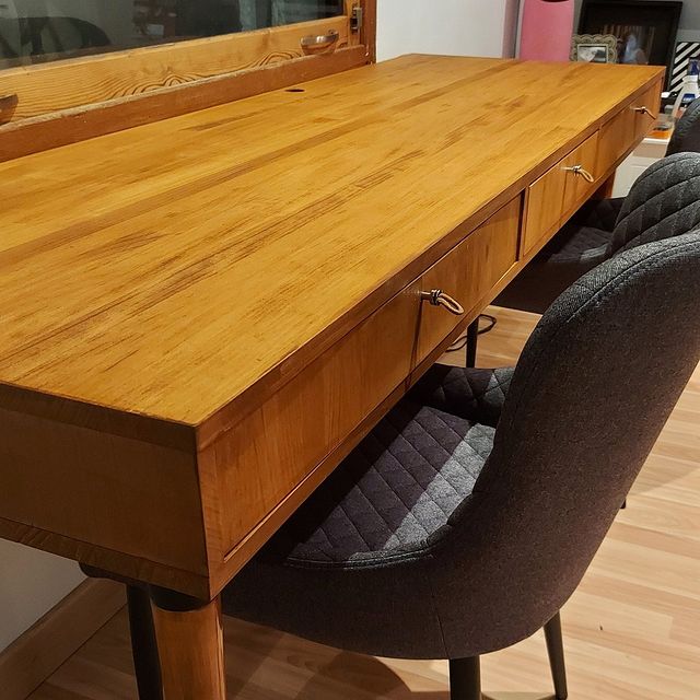 ¡¡¡BUENAS TARDES!!! 
¿Con ganas de que llegue Semana Santa?
Para los que no os vayáis de viaje y seáis "manitas" os dejamos una idea........
Mueble de diseño clásico que uno de nuestros clientes hizo con la madera de Pino 1º calidad que podéis encontrar en nuestra web. 
El resultado es espectacular🤩🤩
 #diseñointeriores #diseñodeinteriores #escritoriodecorado #maderas #maderamaciza #escritorio #escritoriosbonitos #maderadepino #maderanatural #mueble #pino  #bricolaje