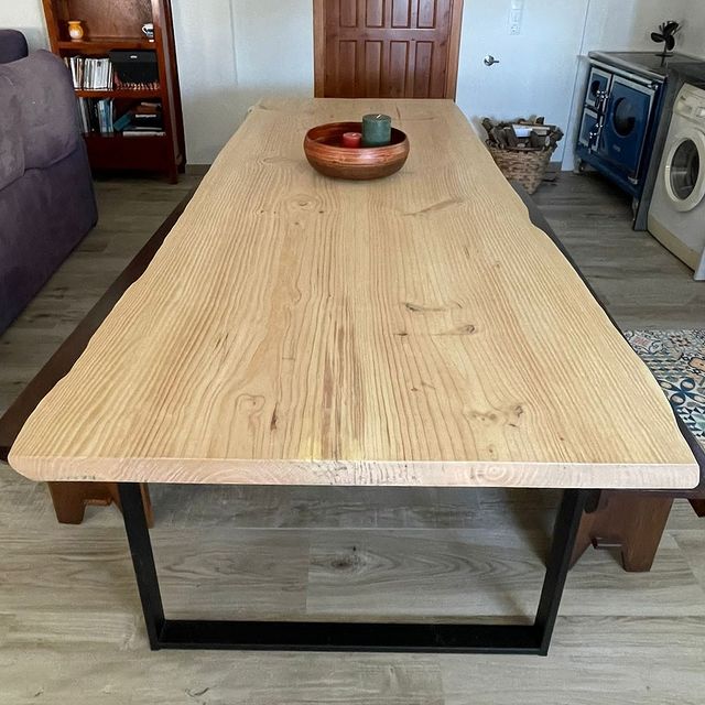 BUENOS DIAS!!!!!
Hoy os presentamos una mesa hecha con tablón de pino con canto natural.
En este caso el cliente nos especificó que quería unir dos tablones para darle más anchura a la mesa. Así que cortamos a medida uno de los cantos para poder pegar con cola los dos tablones. 
¿Qué os parece el resultado?
 #diseñointeriores #diseñodeinteriores #escritoriodecorado #maderas #maderamaciza #bricolaje #escritorio #maderadepino #maderanatural #mueble #pino  #mesa  #comedor  #txoko